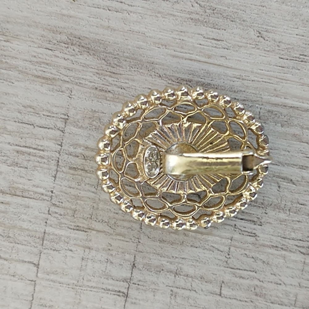 SC Vintage cream and green Cameo young woman face clip-on earring pendant - Picture 3 of 7
